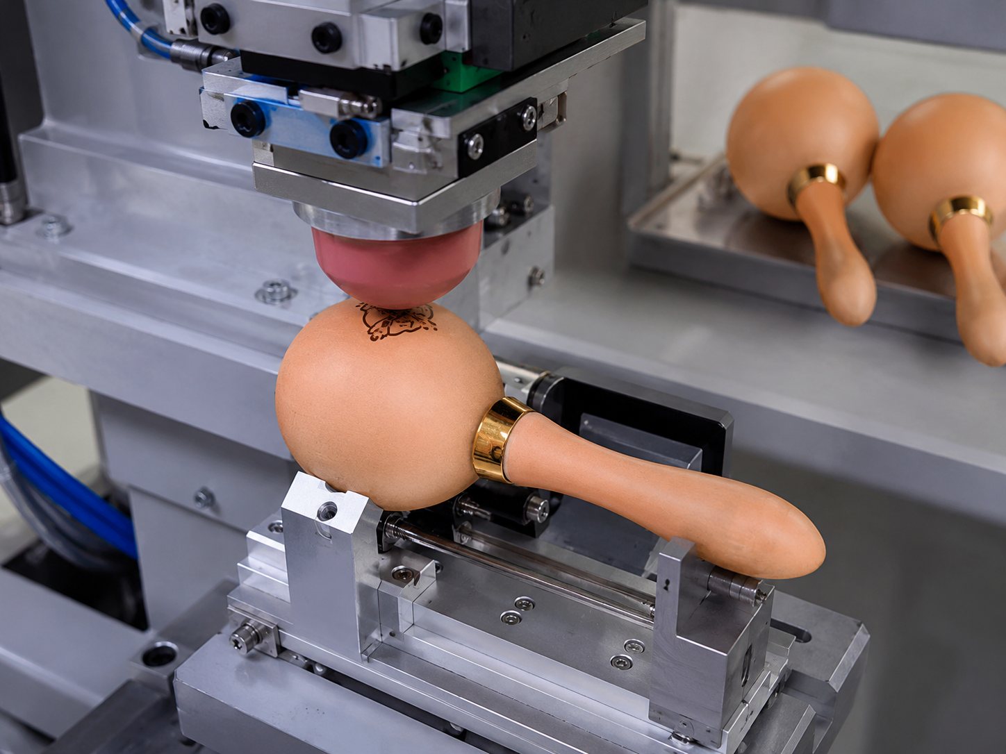 Macchina per tampografia che marchia una maraca